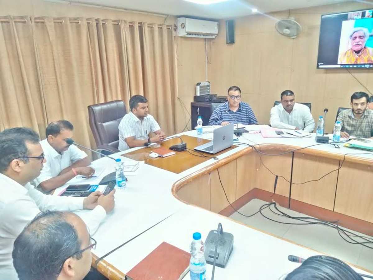 जिलाधिकारी ने मॉनिटरिंग समिति के साथ की बैठक